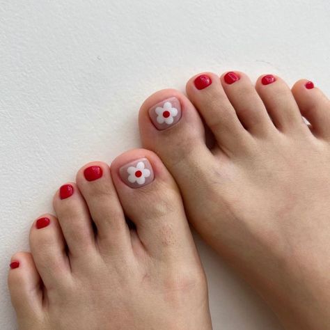 Toe Nail Flower Designs Simple, Summer Nails Feet Toenails, Cute Toenail Designs Easy, Pedicure Designs Toenails Simple, Fall Toe Designs, Feet Nails Design Pedicures, Gel Toe Nails Summer, Nails Feet Design, Cute Toenail Designs For Summer