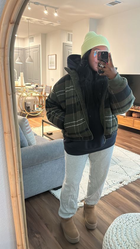 Cute Cold Weather Outfits Black Women, Cute Beanie Outfits Winter Casual, Lazy Winter Fits, Comfy Snow Day Outfit, Beanie Outfits Black Women, Cozy Ugg Outfit, Chill Winter Outfit Black Women, Cropped Puffer Outfit, Winter Black Girls Outfit Ideas