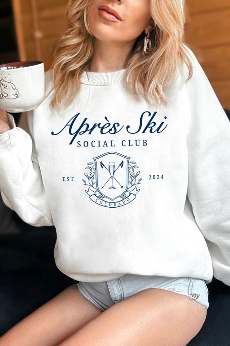 Customize our Après Ski Sweatshirt for your Winter Bachelorette or Apres Ski Party. Designed to capture the essence of a relaxation and up to snow good camaraderie, this sweatshirt is the perfect way to cozy up in the cabin or wrap up your day on the mountain. Whether you are celebrating a Bachelorette, Birthday, Wedding, or just a weekend snow trip, this custom sweatshirt is the perfect addition to your Winter wardrobe. Apres Ski Sweater, Basters, Apres Ski Outfit, Apres Ski Party, Ski Club, Ski Sweater, Snow Trip, Bachelorette Party Planning, Winter Sweatshirt