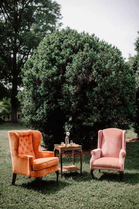 Vintage Lounge Wedding, Vintage Seating Area, Vintage Furniture Wedding Outdoor Lounge, Wedding Sitting Area, New Orleans Birthday, Wedding Couch, Vintage Wedding Decor Ideas, Wedding Lounge Seating, Vintage Furniture Wedding