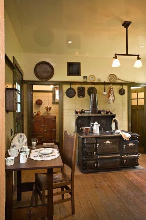 Craftsman Kitchen Design, Bungalow Kitchen, Wood Stove Cooking, Gustav Stickley, Vintage Stoves, Antique Stove, Craftsman Kitchen, Victorian Kitchen, Vintage Appliances