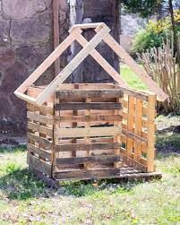 Playhouse Made From Pallets, Pallet Wood Tree House, Pallet Playhouse Diy How To Build, Pallet Playhouse Diy Easy Backyard, Pallet Playhouse Diy Easy, Pallet Kids Playhouse, Pallet Fort, Pallet Kids, Pallet Playhouse