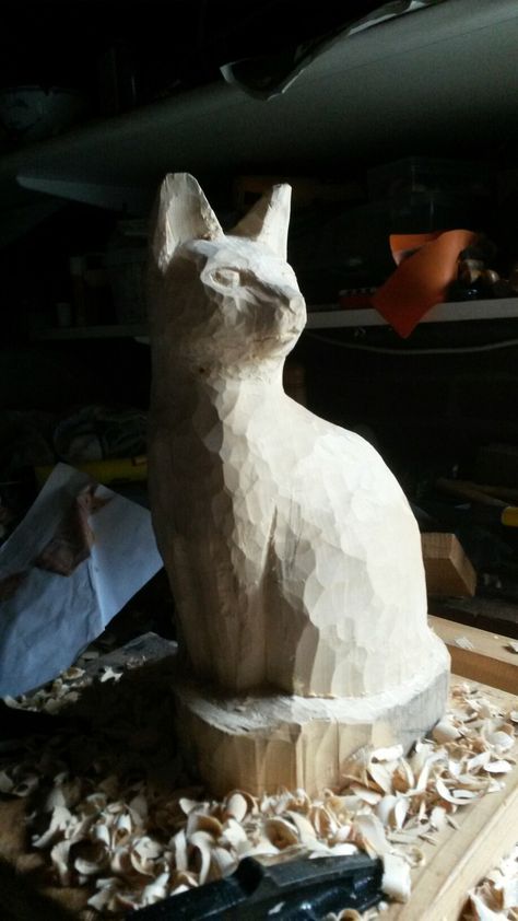 Cat Wood Carving Patterns, Cat Wood Carving, Wood Sculpture Art, Whittling Projects, Dremel Carving, Simple Wood Carving, Diy Crafts Bookmarks, Chainsaw Carving, Wooden Figurines