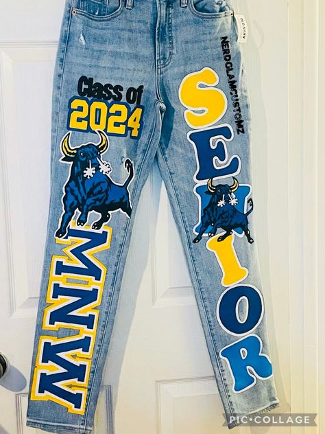 BUYER MUST PROVIDE THEIR OWN JEANS All artwork is hand painted. Design includes a total of 5 images on both pants legs.  Once payment is received, you will receive shipping address. Please allow 6 weeks for completion, starting from the date your jeans have been marked delivered. If you need it sooner, please message us to confirm availability. Rush fee $100 Homecoming Pants Idea, Homecoming Pants Ideas Sophomore, Homecoming Pants Decorated, Homecoming Jeans Decorated, Hoco Jeans Painted, Spirit Jeans Ideas, Senior Pants Ideas, Senior Merch, Senior Pants High Schools