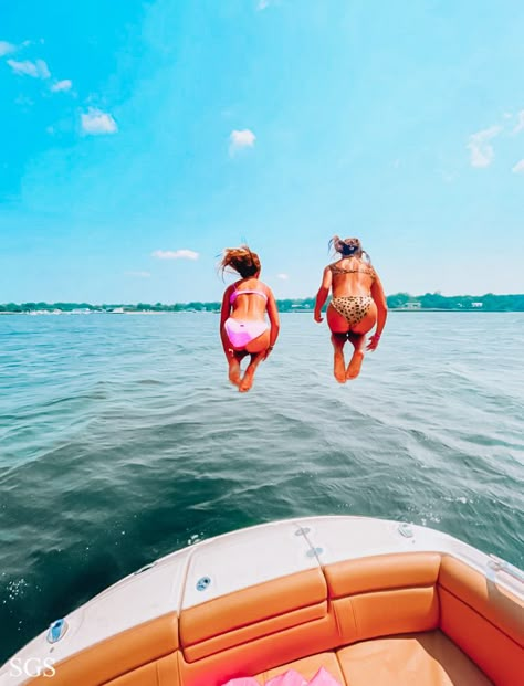 Lake Day Aesthetic Summer, Preppy Boat Pics, Preppy Lake Pics, Lake Trip With Friends, Cute Boat Pictures With Friends, Boat Pics With Friends, Lake Pics With Friends, Lake Days Aesthetic, Lake Aesthetics Summer