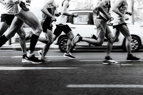 City Running Aesthetic, Running Marathon Aesthetic, People Running Aesthetic, Running Inspiration Photos, Running Aesthetic Men, Sports Moodboard, Marathon Illustration, Marathon Photography, Running Black And White