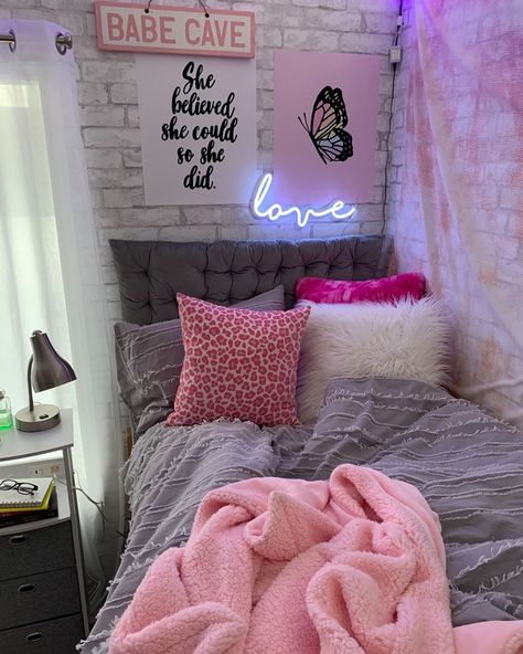 This dorm is perfect for the girl who loves pink! Pink pillows and a pink blanket totally complete the room! Dormify.com Pink Dorm Room Decor, Luxury Dorm Room, Dorm Room Themes, Pretty Dorm Room, Pink Dorm Rooms, Girl Apartment Decor, Cozy Dorm Room, Dorm Room Styles, Pink Dorm