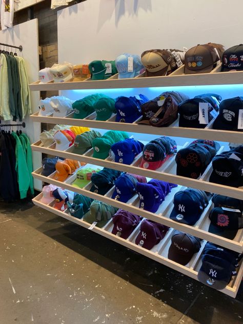 Display Tshirt Ideas, Hat Store Display Retail Design, Cap Display Ideas Retail, Hat Retail Display, Cap Display Ideas, Baseball Hat Display, Organize Baseball Hats, Wall Hat Racks, Vendor Booth Display