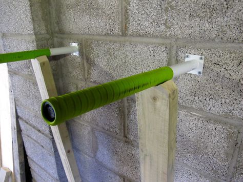 diy dip bar for home gym - cool idea to mount the bars directly to the wall; a real space saver Diy Dip Bar, Budget Home Gym, Home Made Gym, Diy Gym Equipment, Bar For Home, Crossfit At Home, Home Gym Garage, Dip Bar, Diy Home Gym