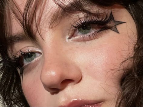 Cas Concert Makeup, Mitski Concert Makeup, Rock Star Makeup Eye, Rock Concert Makeup Looks, Eyeliner Makeup Aesthetic, Cowgirl Makeup, Star Eyeliner, Funky Makeup, Concert Makeup