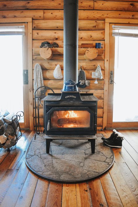 Log Cabin Wood Stove, Wood Stove Between Windows, Cabin Wood Stove, Log Cabin Decorating Ideas, Hygge Cabin, Cozy Mountain Home, How To Build A Log Cabin, Small Cabin Plans, Family Cabin