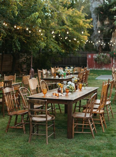 Backyard Table Decor, Retro Inspired Wedding, Mix Match Chairs, Daisy Centerpieces, Wedding Reception Chairs, Backyard Table, Green Backyard, Mismatched Chairs, Wedding Glassware