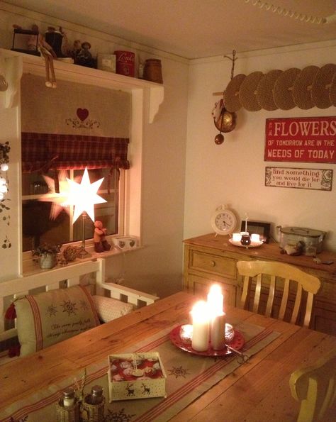 My friends cosy kitchen at christmas time Cottage House Interior, Kitchen Refurbishment, Winter Kitchen, Kitchen Pans, Cosy Kitchen, Cosy Spaces, Cottage Living Rooms, Pretty Kitchen, Country Interior