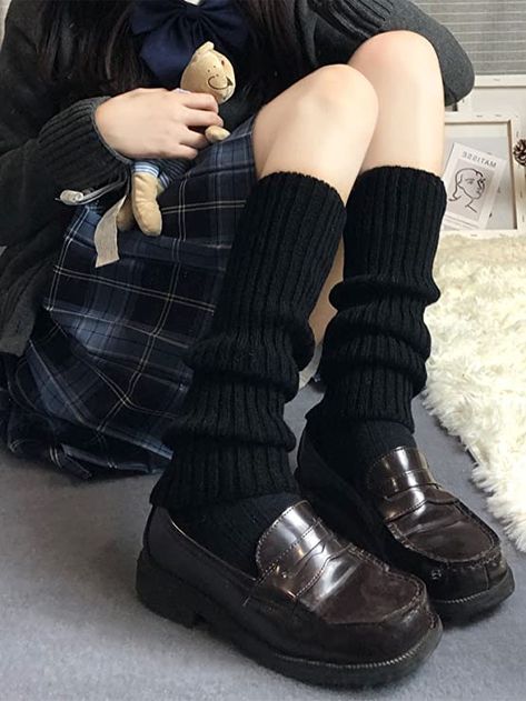 Black Leg Warmers Aesthetic, Black Leg Warmers Outfit, Medias Aesthetic, Baggy Socks, Leg Warmer Knitting, Leg Warmers Aesthetic, Kawaii Leg Warmers, Black Leg Warmers, School Socks