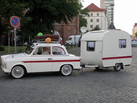 Trabant P50 mit Wohnwagen by www.nb-fotos.de Small Camper, Old Campers, Retro Caravan, Vintage Rv, Small Trailer, Vintage Campers Trailers, Vintage Caravans, Mini Camper, Cool Campers