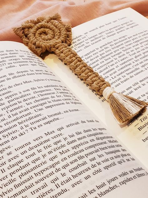 Bookmark Photography, Macrame Book Holder, Bookmark Macrame, Crochet Bookmark Tutorial, Macrame Pet, Macrame Bookmarks, Macrame Bookmark, Bookmark Tutorial, Coaster Collection