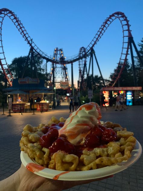 Funnel cake at amusement park. Funnel Cake Aesthetic, Amusement Park Food, Amusement Park Date, Dream Dates, Cake Aesthetic, Fun Fair, Funnel Cake, Summer Dates, Summer Plans