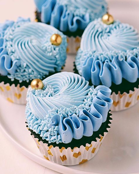 Easy Cupcakes Decoration, Bakery London, Cupcakes For Men, Blue Cupcakes, Cupcake Cake Designs, Buttercream Cupcakes, Spring Cookies, Summer Cookies, Easy Design