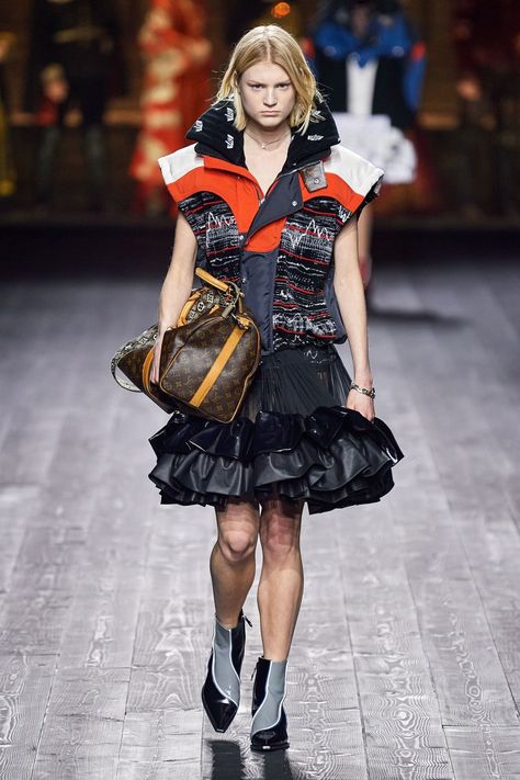 Louis Vuitton Herbst/Winter 2020-2021 Ready-to-Wear - die Kollektion mit allen Runway-Looks, den Models und ihren Beauty-Secrets Louis Vuitton Clothes, Moda Paris, Famous Fashion, Kinds Of Clothes, Vogue Fashion, Fashion Show Collection, Fashion 2020, Primavera Estate, Fashion Photo