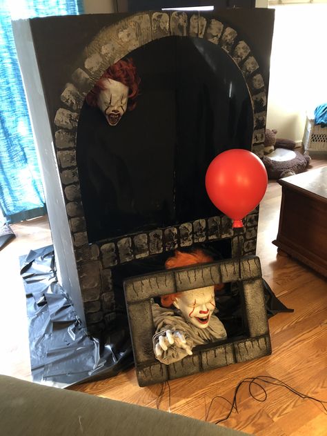 Add a sewer drain for the Pennywise Clown using a cardboard box, paint, sponge for bricks , clown mask and strobe light. Pennywise Haunted House Ideas, Penny Wise Halloween Decorations, Pennywise Trunk Or Treat Ideas, It Themed Halloween Decor, Pennywise Halloween Decorations, Pennywise Sewer, Horror Diorama, Pennywise Decorations, Halloween Carnevil