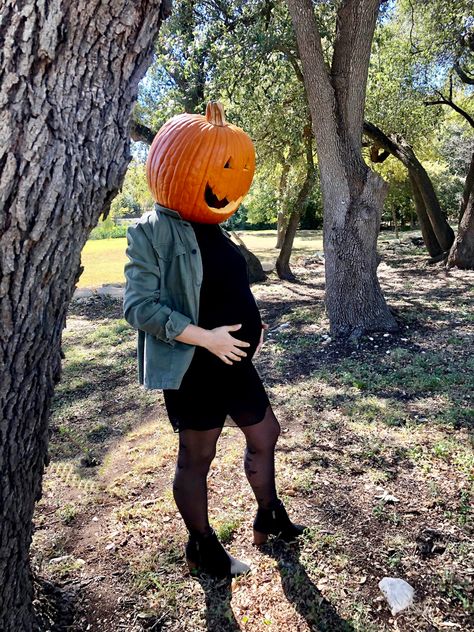 Pumpkin Head Photoshoot Maternity, Halloween Maternity Outfits, Pumpkin Head Maternity Shoot, Pumpkin Maternity Photoshoot, Gothic Maternity Photoshoot, Halloween Maternity Photos, Pumpkin Patch Pregnancy Pictures, Halloween Pregnancy Photoshoot, Spooky Pregnancy Announcement