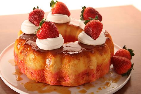 Looking for a new bake sale favorite? Our fresh strawberry flan cake takes only 20 minutes of prep work on your end and can please 16 people! Strawberry Flan Cake Recipe, Strawberry Flan, Pumpkin Flan, Flan Cake, Flan Recipe, Milk Shakes, A Piece Of Cake, Kraft Recipes, Kraft Heinz