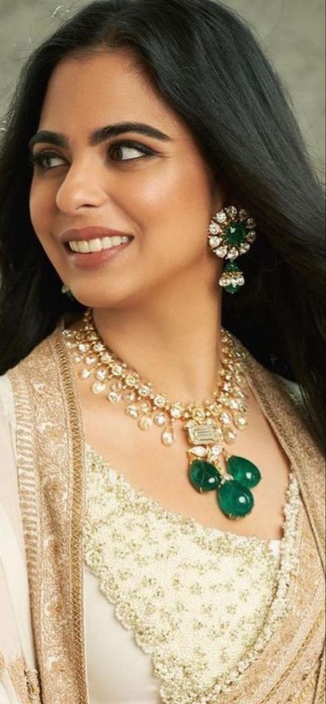 Polki Sets Design Jewellery, Uncut Necklace Designs, Sabyasachi Jewellery Bridal Collection, Esha Ambani, Polki Jewellery Sabyasachi, Emerald Earrings Indian, Emerald Necklace Indian, Polki Diamond Jewellery, Emerald Jewelry Necklace