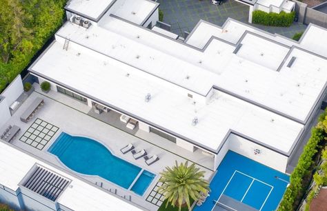 And as you can see, there's room for a lot of nice cars in the garage area. Kylie Jenner New House, Kylie Jenner House, Palm Springs House, Jenner House, Holmby Hills, Beverly Hills Houses, Famous Houses, Cute Cottage, Mansions Homes