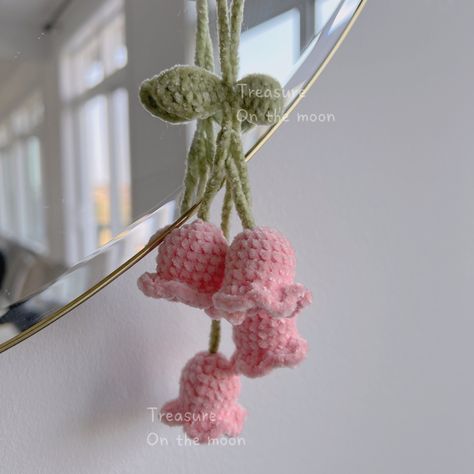 Crochet Bag Charms Key Chains, Mini Flowers Crochet, Crochet Charm Bag, Crochet Charms Key Chains, Lily Of The Valley Crochet, Bag Charm Crochet, Crochet Charms, Crochet Bag Charm, Crochet Pendant