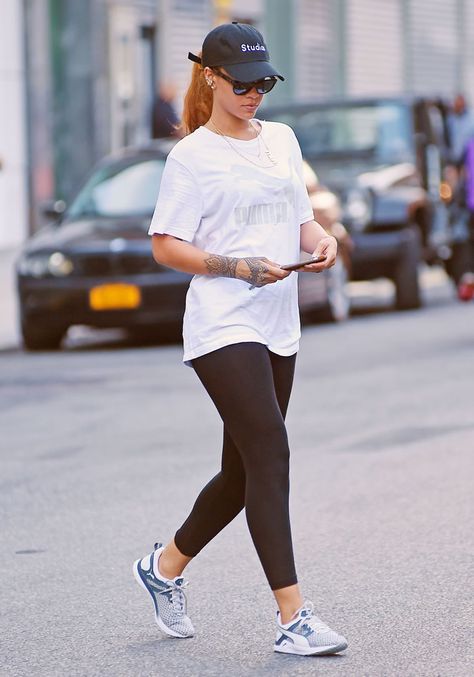 Big Tshirt Outfit, Look Academia, Trainers Outfit, Look Legging, Simply Fashion, Big Tshirt, Smart Casual Style, Rihanna Style, Celebrity Lifestyle