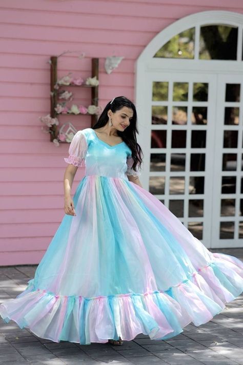 Party Wear Gowns Indian, Anarkali Dress Party, Anarkali Dress Party Wear, Silk Anarkali Gown, Long Frocks For Women, Frock Designs For Women, Indian Long Dress, Gown Anarkali, Frock Models