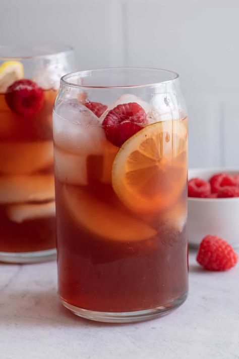 This Raspberry Iced Tea combines the refreshing flavor of iced tea with the sweetness and tartness of fresh raspberries for an easy summer drink! | Fresh Fruit Tea | Summer Drink Recipe | Raspberry Ice Tea | Ice Tea Recipe | Easy Potluck Ideas, Raspberry Ice Tea Recipe, Raspberry Iced Tea, Homemade Iced Tea, Easy Potluck, Smoothie Popsicles, Blueberry Banana Smoothie, Potluck Ideas, Raspberry Tea