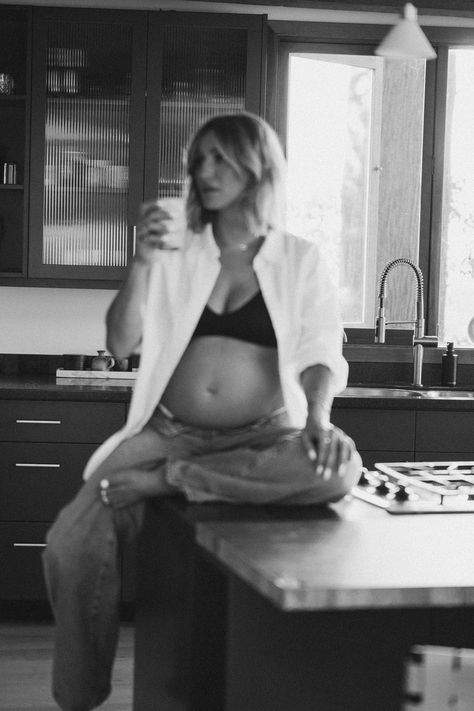 Kitchen casual maternity shoot wearing jeans and a white shirt - Photography by Nicole Robertson Maternity Shoot In Kitchen, Kitchen Maternity Photoshoot, Casual Maternity Shoot, August Diaries, Photoshoot Casual, Home Maternity Photography, Shirt Photography, Baby Announcement Photos, Winter Maternity