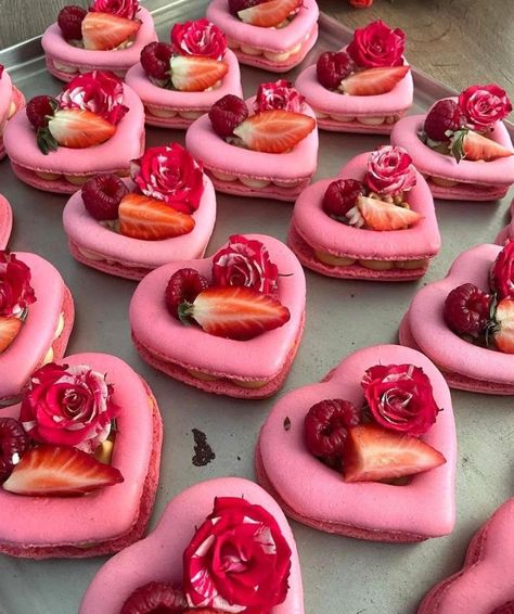 “heart macaroons.” Choco Biscuit, Valentines Day Desserts, Macaron Recipe, Valentine's Day Recipes, Dessert Lover, Macaroons, Dessert Table, Food Photo, Mini Cheesecake