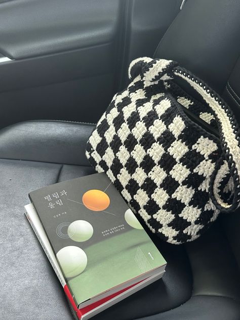 Crochet checkered bag Crochet Checked Bag, Crochet Chess Board, Crochet Chess Set, Crochet Bag Grid, Chess Crochet, Crochet Duffle Bag, Checkerboard Crochet Bag, Checker Crochet, Black And White Crochet