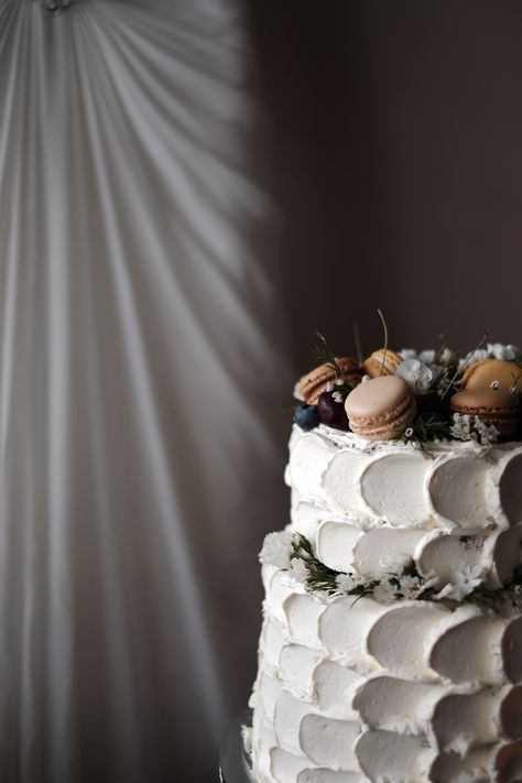 Italian meringue buttercream wedding cake decorated with macarons, seasonal berries and flowers. Wedding Cake With Macarons And Flowers, Wedding Cake With Macarons, Meringue Wedding, Cake With Macarons, Italian Meringue Buttercream, Wedding Macarons, Italian Meringue, Buttercream Wedding Cake, Meringue Buttercream