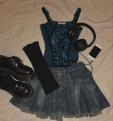 Leg Warmer Outfit, Ipod Headphones, Ruffle Skirt Outfit, Headphone Outfit, Outfit Ideas Emo, Platform Doc Martens, Black Leg Warmers, Y2k Grunge Outfits, Denim Pleated Skirt