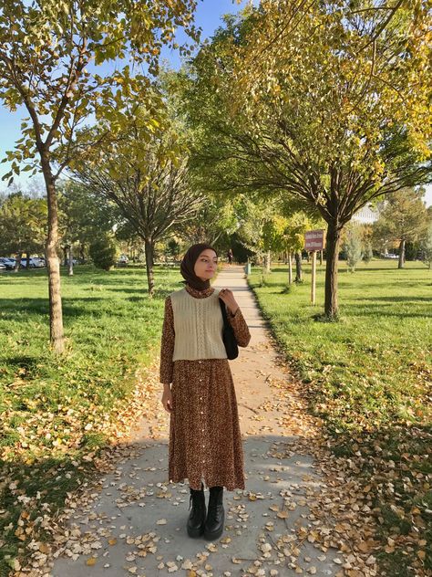 Japan Hijab Outfit, Vintage Hijabi Outfits, Picnic Outfit Autumn, Modest Vest Outfits, Autumn Hijab Outfit Ideas, Modest Autumn Outfits Hijab, Autumn Picnic Outfit, Autumn Hijabi Outfits, Hijab Autumn Outfits