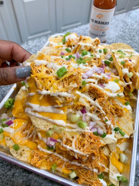 Buffalo Chicken Nachos Chicken Nacho Recipes, Buffalo Nachos, Taco Aesthetic, Buffalo Chicken Nachos Recipe, Chicken Dippers, Tomatoes Sauce, Buffalo Chicken Nachos, Chicken Nachos Recipe, Easy Buffalo Chicken