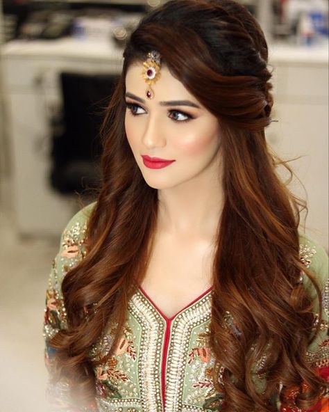 #mehndi bride 💕💕💕 Follow us on snapchat @makesaraup JANUARY slots are filling in,if you wish to book is for your big day please call us… Pakistani Wedding Hairstyles, Pakistani Bridal Hairstyles, Mehndi Hairstyles, Mehndi Bride, Hairstyles For Gowns, Bridal Hairstyle Indian Wedding, Hair Style On Saree, Pakistani Bridal Makeup, Engagement Hairstyles