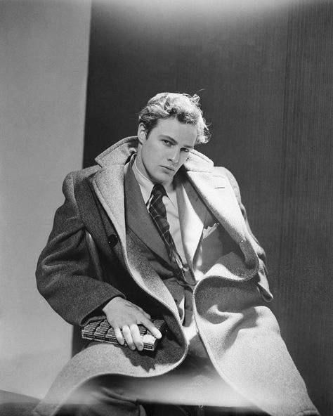 the classics, darling. on Instagram: “Marlon Brando photographed by Cecil Beaton for Vogue magazine, 1947. When Marlon arrived at the studio, Cecil reportedly remarked that he…” Lara Croft Angelina Jolie, Klasik Hollywood, Don Vito Corleone, George Peppard, Stars D'hollywood, Blake Edwards, A Streetcar Named Desire, Don Draper, Hollywood Men