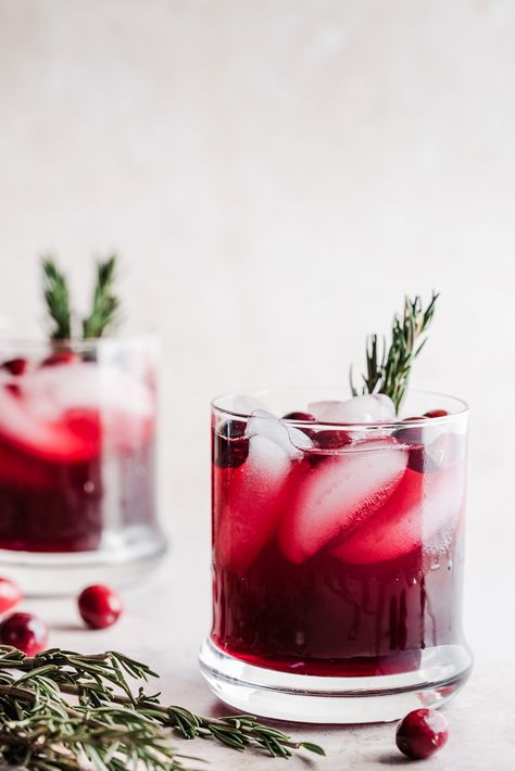 Winter Cranberry Spritz | Winter Cranberry Spritz - a 3-ingredient fizzy spritz recipe featuring rosemary simple syrup, soda water and cranberry juice. Made with or without alcohol, this bubbly beverage makes for a great non-alcoholic drink! | The Crooked Carrot Sugar Cookie Dessert Pizza, Mocktail Cranberry, Texas Thanksgiving, Simple Food Photography, Cranberry Soda, Cranberry Spritz, Cranberry Water, Drink Mocktail, Sugar Cookie Desserts