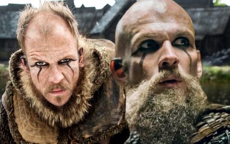 Floki is one of the most popular and peculiar characters from Vikings, and he stands out thanks to his black eye makeup. Here's why he wears it. Viking Eye Makeup, Viking Renfaire, Viking Makeup Men, Makeup With Glasses, Floki Vikings, Viking Makeup, Real Vikings, Loki Costume, Ragnar Lothbrok Vikings