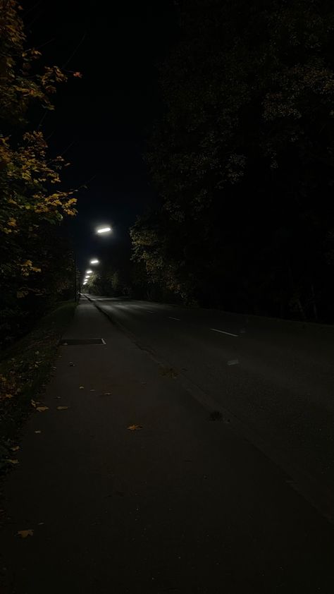 You see a Dark Night with a street and Trees. It’s Beautiful ❤️ Scary Asthetic Picture Wallpaper, Dark Places Wallpaper, Halloween Nature Wallpaper, Street Dark Night, Phone Backround Dark, Dark Forest Pictures, Cute Black Halloween Wallpapers, Dark Pics Aesthetic Black, Dark Outdoors Aesthetic