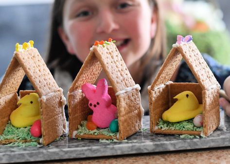 Make An Adorable Peep House for Easter (Fun Kids Craft!) Edible Easter Basket, Houses Cute, Easter Gingerbread House, Peeps Crafts, Edible Grass, Easter Egg Candy, Easter Gathering, Green Food Coloring, Fun Activities To Do