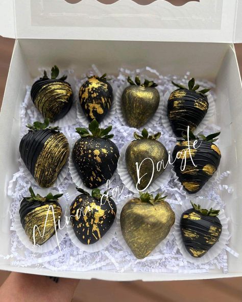 Black And Gold Party Food Ideas, Black And Gold Dessert Ideas, Black And Gold Dipped Strawberries, Black And Gold Strawberries, Black And Orange Chocolate Covered Strawberries, Black And Gold Chocolate Strawberries, 40th Birthday Chocolate Covered Strawberries, Black Chocolate Covered Strawberries, Black And Gold Treats