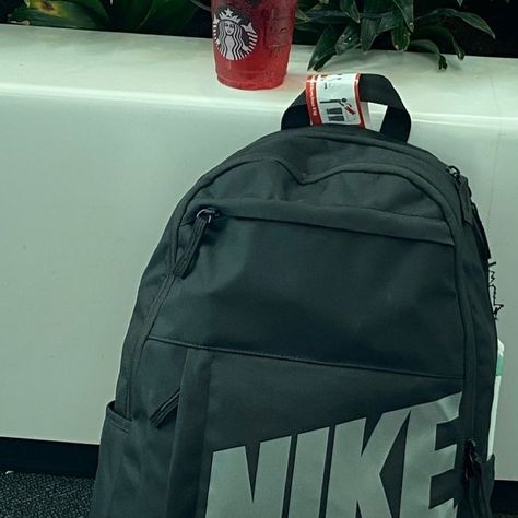 -nike bookbags🎒✔️ ~~~~~~~~~~~~~~ follow @jarposteddthatt for more follower goal-2k🪼 ~~~~~~~~~~~~~~~~~~~~~~ like and comment🫶🏾 ~~~~~~~~~~~~~~~~~~~~~~~ tags . . . #btspost #likewndcomment #teenagegirl #blackgirl #backtoschool #school #2k24 Nike Backpack Aesthetic, Nike Bags School, Nike School Bag, First Day Of School Aesthetic, Nike School Backpacks, Bts Bag, Mochila Nike, Photo Iphone Case, Pretty School Supplies