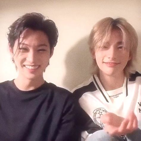 #Hyunlix #Hyunjin #Felix #Skz Hyunjin Felix Ship, Felix And Hyunjin Ship, Hyunlix Photo, Hyunlix Cute, Hyunjin And Felix Stray Kids, Hyunlix Icons, Felix And Hyunjin, Comfort Friend, Gif Terror