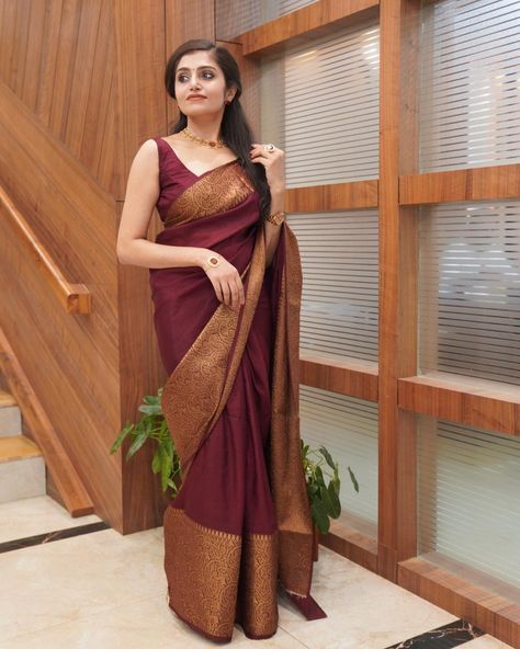 Maroon Saree Blouse Combination, Maroon Pattu Saree, Maroon Saree Look, Maroon Blouse Designs, Crop Top Wedding Dress Indian, Blouse Designs Wedding, Cousin Marriage, Saree Sabyasachi, Saree South Indian