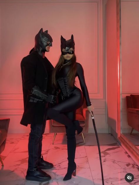 Cat Women Couples Costume, Dark Couple Costumes For Halloween, Celeb Couple Costumes, Couple Halloween Costumes Batman, Halloween Costumes Catwoman, Catwomen Und Batman Costume, The Mask Couple Costume, Bat Man And Cat Woman Halloween Costume, Cat Woman And Batman Costume Couple